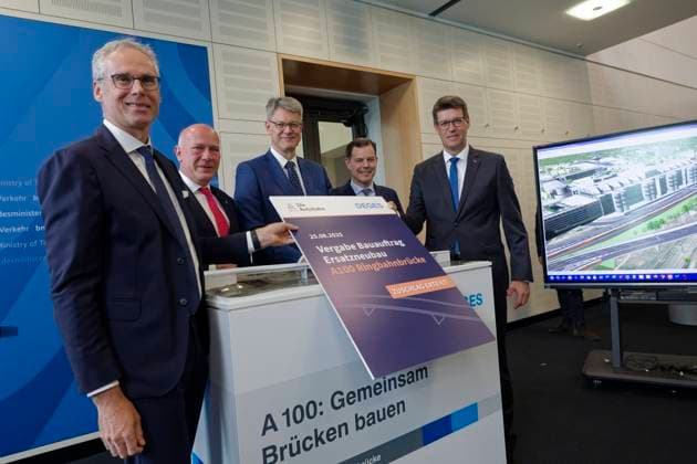 Zuschlag für Neubau Ringbahnbrücke erteilt 2025-08-25 Deutschland, Berlin Pressekonferenz zum Auftrag für den Neubau der A100-Brücke über den Berliner S-Bahnring am Autobahndreieck Funkturm. Im Bild v.l. Andreas Jancar, Technische Geschäftsbereichsleitung HABAU INFRA, Berlins Regierender Bürgermeister Kai Wegner (CDU), Patrick Schnieder (CDU), Bundesverkehrsminister, Dr. Michael Güntner, Vorsitzender der Geschäftsführung der Autobahn GmbH des Bundes, und Andreas Irngartinger, Technischer Geschäftsführer DEGES. *** Contract awarded for new ring road bridge 2025 08 25 Germany, Berlin Press conference on the contract to build the new A100 bridge over the Berlin S-Bahn ring road at the Funkturm freeway junction Pictured from