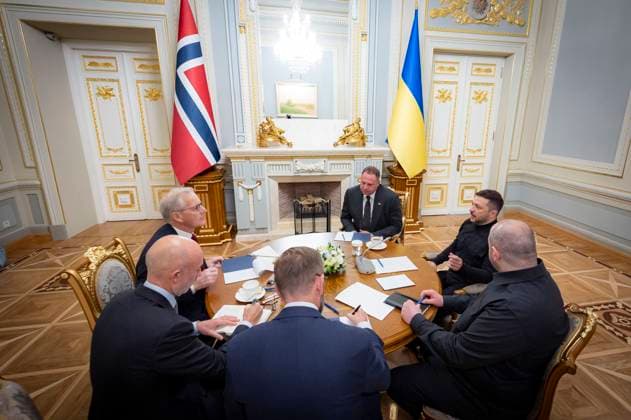 August 25, 2025, Kyiv, Ukraine: Ukrainian President Volodymyr Zelenskyy, right, comments to Norwegian Prime Minister Jonas Gahr Store, left, during an expanded bilateral meeting at the Mariinsky Palace, August 25, 2025 in Kyiv, Ukraine. Kyiv Ukraine - ZUMAp138 20250825_zaa_p138_001 Copyright: xUkrainexPresidency UkrainianxPrex