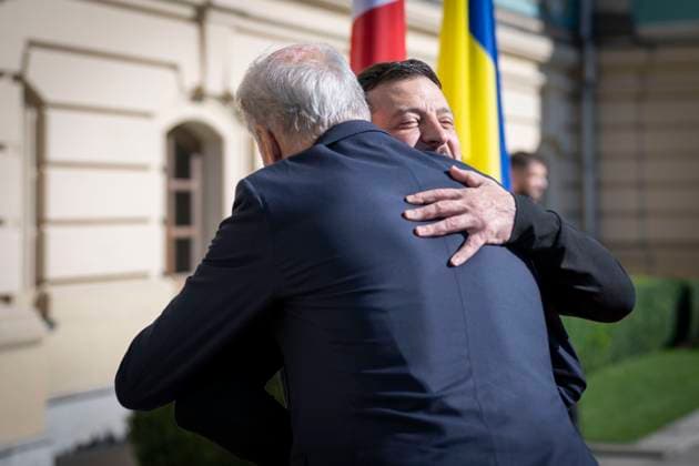 August 25, 2025, Kyiv, Ukraine: Ukrainian President Volodymyr Zelenskyy, right, embraces Norwegian Prime Minister Jonas Gahr Store, left, on arrival for bilateral meetings at the Mariinsky Palace, August 25, 2025 in Kyiv, Ukraine. Kyiv Ukraine - ZUMAp138 20250825_zaa_p138_002 Copyright: xUkrainexPresidency UkrainianxPrex