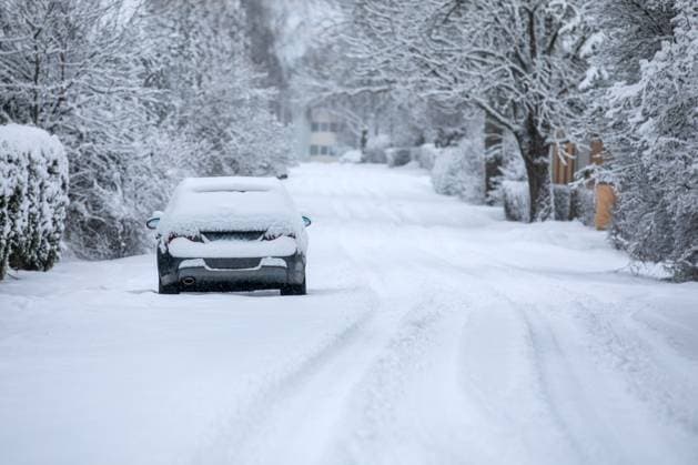 IMAGO Creative, Winter, In der Stadt Snow-covered road and car covered in snow, road conditions in winter before road clearing. Copyright: xEdgarsxSermulisx
