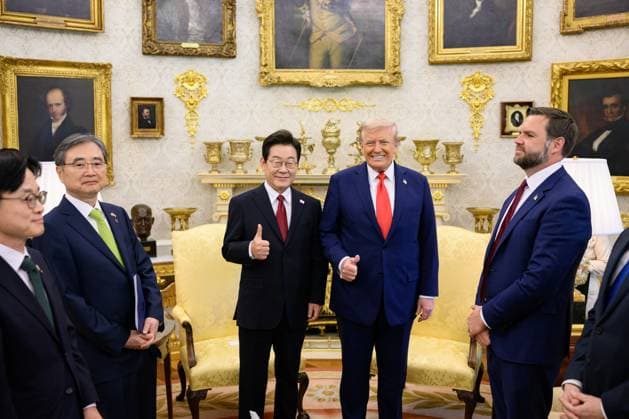 August 25, 2025, Washington, District of Columbia, USA: South Korean President LEE JAE MYUNG (L) U.S. President DONALD TRUMP give a thumbs up after talks at the White House in Washington. Washington USA - ZUMAz03_ 20250825_new_z03_145 Copyright: xThexWhitexHousex