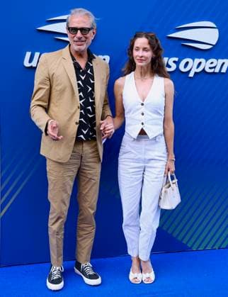 Celebs at the US Open 2025 - Arrival Jeff Goldblum and Emilie Livingston arrive at the US Open, USTA Billie Jean King National Tennis Center in New York on August 25, 2025. Photo by Charles Guerin ABACAPRESS.COM New York City NY United Arab Emirates  Copyright: xGuerinxCharles ABACAx