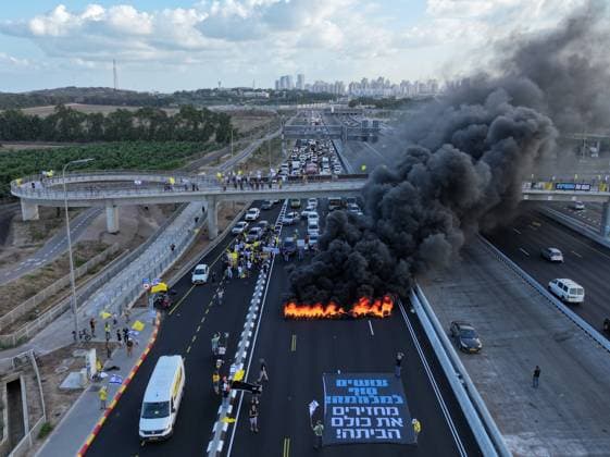 Demonstrations continue in Tel Aviv demanding a ceasefire in Gaza and the return of Israeli hostages TEL AVIV, ISRAEL - AUGUST 26: An aerial view of the traffic congestion and black smoke rising from burning tires on Highway 2, which was blocked by Israeli protesters during the demonstration demanding an agreement for the release of Israeli hostages in Gaza on August 26, 2025 in Tel Aviv, Israel. Israelis protested by blocking some main roads in Tel Aviv, demanding the return of Israeli hostages held in Gaza. Yair Palti Anadolu Tel Aviv Israel. Editorial use only. Please get in touch for any other usage.  Copyright: x2025xAnadoluxYairxPaltix