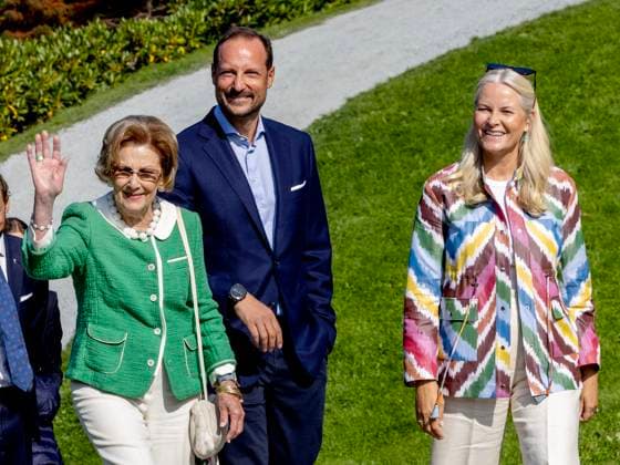 26-08-2025 Norway Princess Mette-Marit and Prince Haakon and Queen Sonja attend an event for primary school pupils to mark the 100th anniversary of Gamlehaugen as the King™s official residence in Bergen. Â  Copyright: xPPEx