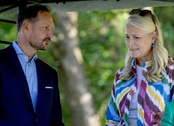 26-08-2025 Norway Princess Mette-Marit and Prince Haakon attend an event for primary school pupils to mark the 100th anniversary of Gamlehaugen as the King™s official residence in Bergen. Â  Copyright: xPPEx
