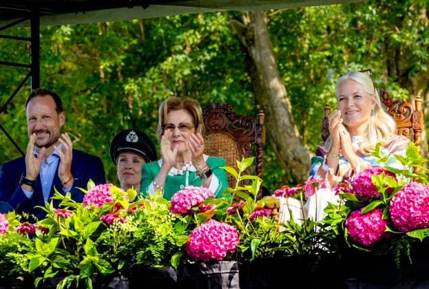 26-08-2025 Norway Princess Mette-Marit and Prince Haakon and Queen Sonja attend an event for primary school pupils to mark the 100th anniversary of Gamlehaugen as the King™s official residence in Bergen. Â  Copyright: xPPEx
