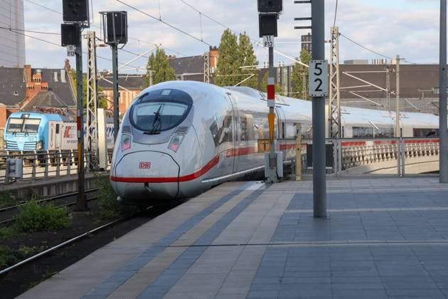 ICE der Deutschen Bahn in Berlin-Hauptbahnhof. Abfahrt des ICE aus Paris. Auf der Strecke Paris - Berlin werden ICE¯3neo (DB-Baureihe 408, Hersteller Siemens Mobility, Velaro MS). DEU, Deutschland, Berlin, 25.08.2025 *** Deutsche Bahn ICE at Berlin Central Station Departure of the ICE from Paris On the Paris-Berlin route, ICE¯3neo DB class 408, manufacturer Siemens Mobility, Velaro MS DEU, Germany, Berlin, 25 08 2025