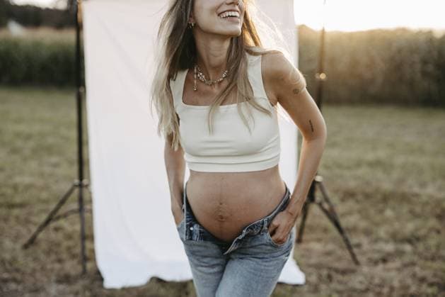 Schwangere, attraktive Frau, 25+ Pregnant, attractive woman, 25+ Copyright: imageBROKER MichaelaxBegsteiger ibxbeg14767789.jpg ,model released, Symbolfoto ,property released