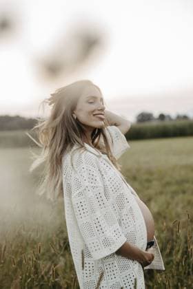 Schwangere, attraktive Frau, 25+ Pregnant, attractive woman, 25+ Copyright: imageBROKER MichaelaxBegsteiger ibxbeg14767826.jpg ,model released, Symbolfoto ,property released