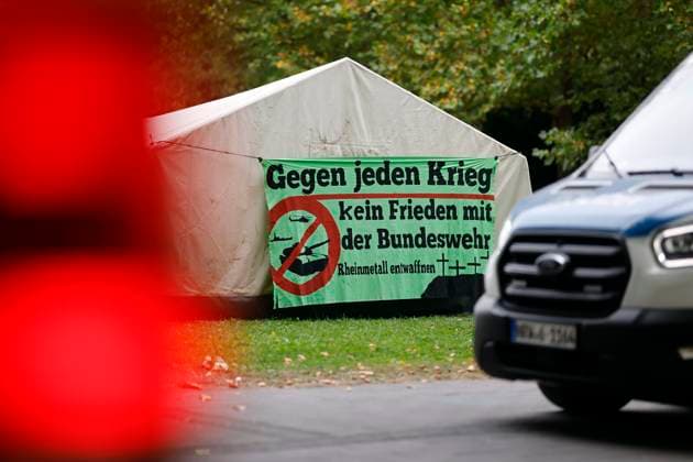 Eine Impression aus dem Protestcamp Rheinmetall Entwaffnen , welches vom 26. bis 31. August im Kölner Grüngürtel campiert. Die Teilnehmer richten sich gegen jeden Krieg, die Rüstungsindustrie und insbesondere die Rüstungsfirma Rheinmetall, welche nach dem Willen der Bundesregierung die Bundeswehr aufrüsten soll. Das Bündnis erwartet bis zu 1000 Demonstranten, für die Campingplätze abgesteckt sind. Die Düsseldorfer Firma Rheinmetall stellt Panzer, Waffen und Munition her und profitiert als Rüstungskonzern von Konfliktherden wie der Ukraine-Krise oder dem Gaza-Krieg stark. Im Vorfeld hatte die Polizei erfolglos versucht, das Camp zu verbieten, da einzelne Teilnehmer gewaltbereit seien. Köln, 26.08.2025 NRW Deutschland *** An impr Copyright: xChristophxHardtx