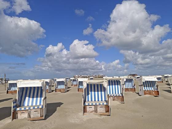 Sandverwehungen am Nordseestrand, blauer Himmel, weisse Wolken, Sommer, Sonne, Sand, Strandkörbe, am Rand des UNESCO Weltnaturerbe, Ording, Sankt Peter-Ording, Schleswig-Holstein, Deutschland Sand drifts on the North Sea beach, blue sky, white clouds, summer, sun, sand, beach chairs, on the edge of the UNESCO World Heritage Site, Ording, Sankt Peter-Ording, Schleswig-Holstein, Germany Copyright: imageBROKER WolfgangxDiederich ibldie14815544.jpg