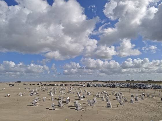 Nordseestrand, Parkplatz, blauer Himmel, weisse Wolken, Sommer, Sonne, Sand, Strandkörbe, am Rand des UNESCO Weltnaturerbe, Ording, Sankt Peter-Ording, Schleswig-Holstein, Deutschland North Sea beach, car park, blue sky, white clouds, summer, sun, sand, beach chairs, on the edge of the UNESCO World Heritage Site, Ording, Sankt Peter-Ording, Schleswig-Holstein, Germany Copyright: imageBROKER WolfgangxDiederich ibldie14815557.jpg