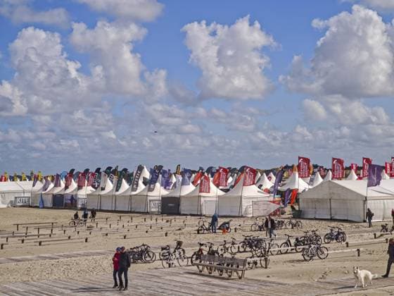 California Kitesurf Masters 2025, Zelte des Kite Village mit Angebot für Kite-Material, Verkauf, Marktplatz, Ausprobieren, Kitesurfen am Nordseestrand, blauer Himmel, Sonne, Sommer, Flaggen, Fahrräder, Ording, Sankt Peter-Ording, Schleswig-Holstein, Deutschland California kitesurfing Masters 2025, Kite Village tents with kite equipment for sale, marketplace, try out, kitesurfing on the North Sea beach, blue sky, sun, summer, flags, bicycles, Ording, Sankt Peter-Ording, Schleswig-Holstein, Germany Copyright: imageBROKER WolfgangxDiederich ibldie14815991.jpg