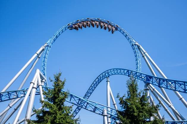 Achterbahn, Looping, Geschwindigkeit, Nervenkitzel, Freizeitpark, Menschenmenge, Schreie, Adrenalin, Sommer, blauer Himmel, Fahrt ins Ungewisse, Höhenangst, Risiko, Spaß, Mutprobe, Erlebnis, Teamgefühl, steiler Abgrund, Absturzgefühl, Extremsport, Symbol für Auf und Ab, Achterbahnfahrt des Lebens, Wirtschaftsschwankungen, Börse, Inflation, Rezession, Politikchaos, Klimakrise, Hitzewelle, Unsicherheit, Zukunftsängste, Spannung, Nervosität, Euphorie, Europa-Park, Rust, größte Attraktion Deutschlands, Themenbereiche, Silver Star, Blue Fire, Wodan, Euro-Mir, Rulantica, Shows, Paraden, Gastronomie, Hotels, Erlebnishotels, Familienattraktionen, Virtual Reality Coaster, Thematisierung, Europa Feeling, internationale Besucher, Schwarzwald Copyright: xFINLEYxMÖRCHx