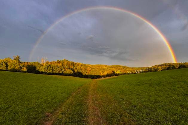 Sommerabend im Siegerland. Am Abend zeigt sich ein Regenbogen ueber (über) dem Ort Siegen-Oberschelden. Sommer im Siegerland am 26.08.2025 in Siegen Deutschland.
