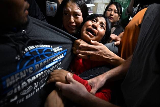 News Bilder des Tages August 26, 2025, New York, New York, USA: Young girls cling to their loved one, a migrant from Ecuador, as he is detained by ICE after his immigration court hearing at the Jacob Javits Federal Building in New York NY. New York USA - ZUMAg208 20250826_aap_g208_007 Copyright: xCarolxGuzyx