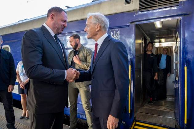 Store i Ukraina Kyiv, Ukraina 20250825. Statsminister Jonas Gahr Store blir tatt i mot av president Zelenskyjs stabssjef Andrij Jermak. Statsministeren ankom den ukrainske hovedstaden tidlig i mandag morgen med nattog fra Polen. Besoket kommer i stand etter en invitasjon som Store fikk fra president Zelenskyj tirsdag forrige uke. Det er fjerde gang Store besoker Ukraina siden invasjonskrigen startet. Besoket kommer dagen etter at Ukraina feiret sin uavhengighetsdag. Foto: Heiko Junge NTB Kyiv Ukraina hIwF1OqsEnw EDITORIAL USE ONLY Ref:_BNChIwF1OqsEnw.jpg *** Store in Ukraine Kyiv, Ukraine 20250825 Prime Minister Jonas Gahr Store is welcomed by President Zelenskyjs Chief of Staff Andrij Jermak The Prime Minister arrived in the Ukra  Copyright: xHeikoxJungex xNTBx