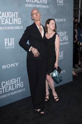 Charlie Huston mit Ehefrau Virginia Louise Smith bei der Premiere des Kinofilms Caught Stealing im Regal Union Square. New York, 26.08.2025