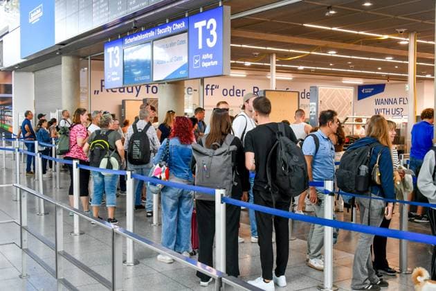 Deutschland, Baden-Wuerttemberg, Stuttgart 27.08.2025, Deutschland, GER, Baden-Wuerttemberg, Stuttgart, im Bild Stuttgart Airport, Flughafen, STR, Reisen, Tourismus, Abflug, Ankunft, Terminal, Check-in, Sicherheitskontrolle, Gepaeck, Koffer, Duty-Free, Boarding, Fluggesellschaft, Passagiere, Flugreise, Urlaub, Businessreise, Reiseziele, Nonstop-Fluege, Parken am Flughafen, Mietwagen, Flughafen-Shuttle, Reiseplanung, Staedtereise, internationale Fluege, Kurzurlaub, Reisedokumente, Boardingkarte, Reisesicherheit, Flughafenlounge, Reisevorfreude, Reiseinformation, Mobilitaet, Flughafeninfrastruktur, Flugverbindung, Ticketbuchung, Gepaeckausgabe, Flugplan, Reiseerlebnis, Feature, Symbolbild Baden-Wuerttemberg *** Germany, Baden Wuerttemberg, St Deutschland, Baden-Wuerttemberg, Stuttgart, 27.08.2025-7