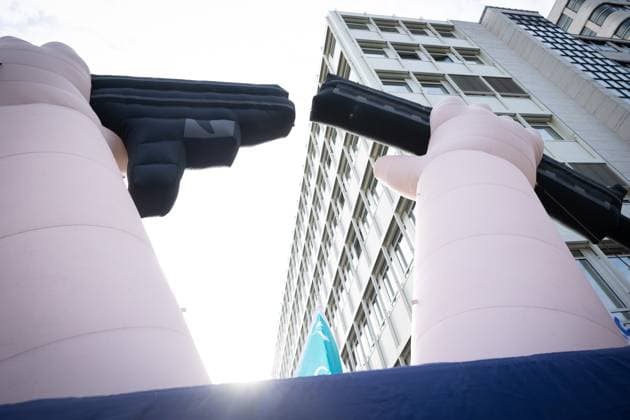Protest unter dem Motto Kriegstuechtigkeit bringt keine Sicherheit! Wehrdienst schreddern! von Aktivisten und Aktivistinnen der Deutschen Friedensgesellschaft Vereinigte KriegsdienstgegnerInnen, den Naturfreunden Deutschlands, Greenpeace, pax christi Deutschland und anderen vor dem Verteidigungsministerium in Berlin anlaesslich einer Tagung des Kabinetts der Bunderegierung vor Ort am 27.08.2025. Die Regierung will mit einem neuen Wehrdienst mehr Soldatinnen und Soldaten fuer die Bundeswehr gewinnen und plant, im Kabinett einen Gesetzentwurf zu beschliessen, der vorsieht, dass volljaehrige junge Menschen kuenftig einen Fragebogen zu ihrer Dienstbereitschaft in der Bundeswehr erhalten. (Siehe epd-Meldung vom 27.08.2025) EDITORIAL USE ON Copyright: epd-bild HansxScherhaufer HSR66095