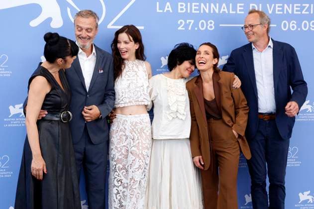 Labina Mitevska, Nikola Ristanovski, Sylvia Hoeks, Teona Strugar Mitevska, Noomi Rapace und Sebastien Delloye beim Photocall zum Kinofilm Mother auf der Biennale di Venezia 2025 82. Internationale Filmfestspiele von Venedig im Palazzo del Casino. Venedig, 27.08.2025 *** Labina Mitevska, Nikola Ristanovski, Sylvia Hoeks, Teona Strugar Mitevska, Noomi Rapace and Sebastien Delloye at the photocall for the feature film Mother at the Biennale di Venezia 2025 82 Venice International Film Festival at the Palazzo del Casino Venice, 27 08 2025 Foto:xD.xBedrosianx xFuturexImagex mother_5834