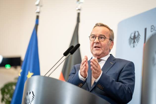 Verteidigungsminister Boris Pistorius - Pressekonferenz von Bundeskanzler und Verteidigungsminister nach Kabinettssitzung im BMVg zur Wiedereinsetzung der Wehrpflicht ;Kabinettssitzung der Deutschen Bundesregierung im Verteidigungsministerium, Berlin Berlin Deutschland BMVg *** Defense Minister Boris Pistorius Press conference by Federal Chancellor and Defense Minister after cabinet meeting at the BMVg on the reinstatement of compulsory military service Cabinet meeting of the German Federal Government at the Ministry of Defense, Berlin Berlin Germany BMVg
