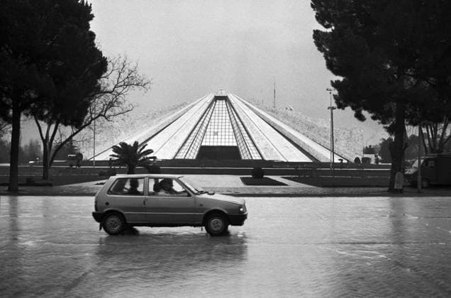 Albanien, Tirana, 26.03.1996 Archiv: 54-68-08 Die Pyramide von Tirana ist ein am 16. Oktober 1988 eroeffnetes Gebäude in der Innenstadt von Tirana. Der Bau war urspruenglich als Enver-Hoxha-Museum dem 1985 verstorbenen Diktator Enver Hoxha gewidmet Foto: Blick auf die Pyramide Die Pyramide von Tirana Die Pyramide von Tirana *** Albania, Tirana, 26 03 1996 Archive 54 68 08 The Pyramid of Tirana is a building opened on October 16, 1988 in downtown Tirana The building was originally dedicated as the Enver Hoxha Museum to the dictator Enver Hoxha, who died in 1985 Photo View of the pyramid The Pyramid of Tirana The Pyramid of Tirana