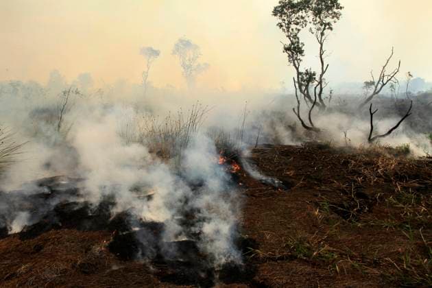 (250827) -- SOUTH SUMATRA, Aug. 27, 2025 -- This photo shows smoke rising from a peatland fire at Palen Raya village in Ogan Ilir regency, South Sumatra province, Indonesia on Aug. 27, 2025. (Photo by Xinhua) INDONESIA-SOUTH SUMATRA-PEATLAND FIRE M.xHatta 