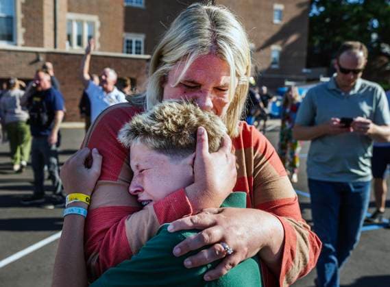 August 27, 2025, Minneapolis, Minnesota, USA: A parent hugs her son during an active shooter situation at the Annunciation Church in Minneapolis. Mifnneapolis USA - ZUMAm67_ 20250827_zaf_m67_010 Copyright: xRichardxTsong-Taatariix