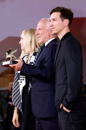 Werner Herzog mit Ehefrau Lena Herzog und Sohn Simon Herzog und dem Goldenen Löwen für sein Lebenswerk auf der Biennale di Venezia 2025 82. Internationale Filmfestspiele von Venedig im Palazzo del Cinema. Venedig, 27.08.2025