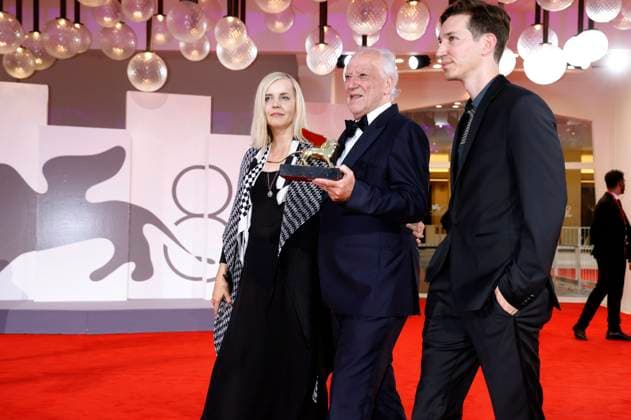 Werner Herzog mit Ehefrau Lena Herzog und Sohn Simon Herzog und dem Goldenen Löwen für sein Lebenswerk auf der Biennale di Venezia 2025 82. Internationale Filmfestspiele von Venedig im Palazzo del Cinema. Venedig, 27.08.2025
