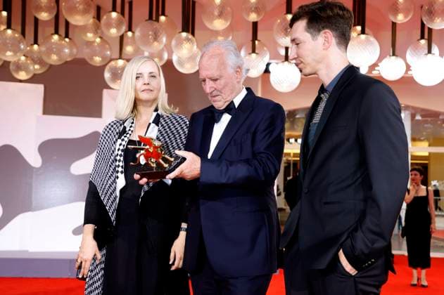 Werner Herzog mit Ehefrau Lena Herzog und Sohn Simon Herzog und dem Goldenen Löwen für sein Lebenswerk auf der Biennale di Venezia 2025 82. Internationale Filmfestspiele von Venedig im Palazzo del Cinema. Venedig, 27.08.2025