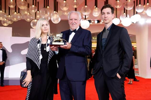 Werner Herzog mit Ehefrau Lena Herzog und Sohn Simon Herzog und dem Goldenen Löwen für sein Lebenswerk auf der Biennale di Venezia 2025 82. Internationale Filmfestspiele von Venedig im Palazzo del Cinema. Venedig, 27.08.2025