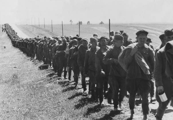 Ostfeldzug 1941 Kolonne sowjetischer Kriegsgefangener während des deutschen Ostfeldzugs, August 1941., Russland (?) Copyright: xUnitedxArchives M-VerlagxBerlin MVB_34000063 EDITORIAL USE ONLY