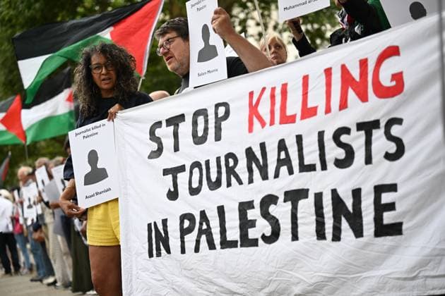 Journalists killed in Gaza commemorated in London LONDON, UNITED KINGDOM - AUGUST 27: Members of National Union of Journalists (NUJ) hold a solidarity event outside Downing Street for colleagues killed in Gaza during Israeli attacks, in London, United Kingdom on August 27, 2025. Rasid Necati Aslim Anadolu London United Kingdom. Editorial use only. Please get in touch for any other usage.  Copyright: x2025xAnadoluxRasidxNecatixAslimx