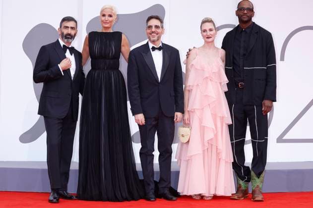 Yuri Ancarani, Julia Ducournau, Fernando Enrique Juan Lima, Shannon Murphy und RaMell Ross bei der Opening Ceremony mit der Premiere des Kinofilms La Grazia Grace auf der Biennale di Venezia 2025 82. Internationale Filmfestspiele von Venedig im Palazzo del Cinema. Venedig, 27.08.2025