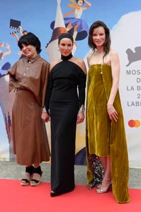 Mother red carpet in Venice Lido, Italy - 27 Aug 2025 (L-R) Teona Strugar, Noomi Raapace and Sylvia Hoeks attend the red carpet of the movie Mother at 82 Venice Film Festival in Venice Lido. Venice Lido Italy Copyright: xMarioxCartellix xSOPAxImagesx _DSC2302