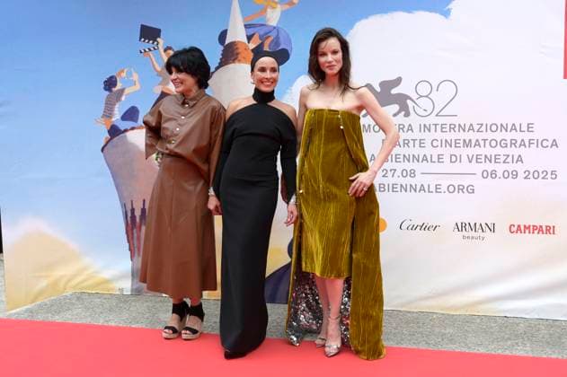 Teona Strugar Mitevska, Noomi Rapace und Sylvia Hoeks bei der Premiere des Kinofilms Mother auf der Biennale di Venezia 2025 82. Internationale Filmfestspiele von Venedig im Sala Darsena. Venedig, 27.08.2025 Foto:xA.xM.xTinghinox xFuturexImagex mother_5828