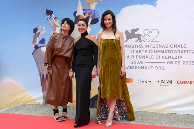 Teona Strugar Mitevska, Noomi Rapace und Sylvia Hoeks bei der Premiere des Kinofilms Mother auf der Biennale di Venezia 2025 82. Internationale Filmfestspiele von Venedig im Sala Darsena. Venedig, 27.08.2025 Foto:xA.xM.xTinghinox xFuturexImagex mother_5829