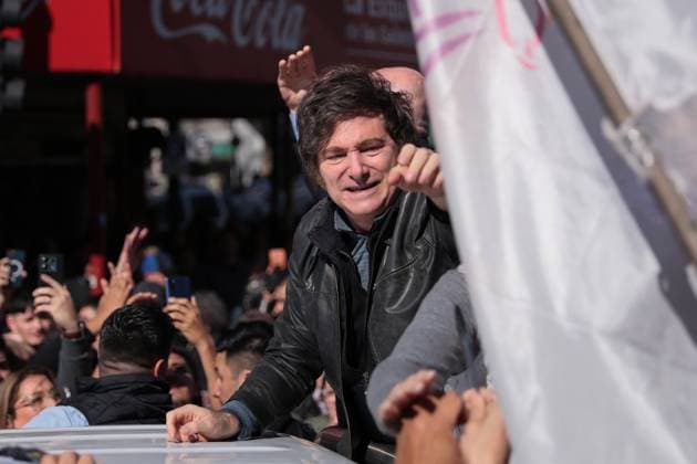 Protesters attack Javier Milei’s Motorcade During Campaign Rally in Lomas de Zamora LOMAS DE ZAMORA, ARGENTINA – AUGUST 27: Argentine President Javier Milei reacts after his motorcade was attacked with stones and bottles during a political rally in Lomas de Zamora, Buenos Aires province, Argentina, on August 27, 2025. Milei, accompanied by his sister and presidential advisor Karina Milei, was leading a campaign caravan to promote congressional candidates ahead of the upcoming elections when the incident occurred. Opposition militants confronted the rally, shouting accusations linked to a corruption scandal involving the country’s disability agency. The situation escalated quickly as objects were hurled at the president’s vehicle, forcing hi  Copyright: x2025xAnadoluxLucianoxGonzalezx