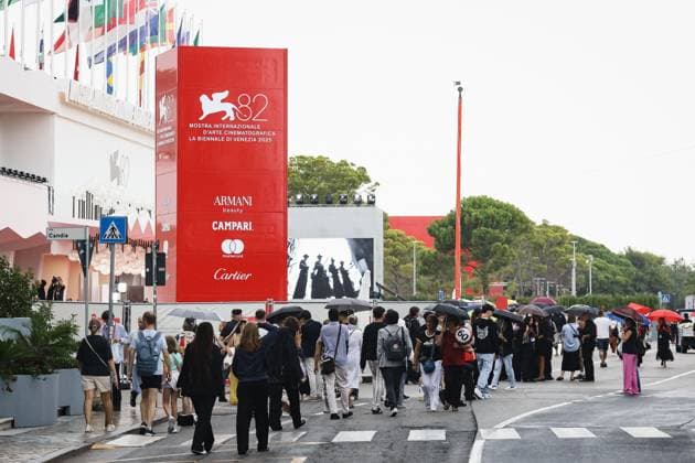 Venice, 82nd Venice International Film Festival - Day 1 - Rain and stormy weather during the opening day. Pictured: People sheltering from the rain with umbrellas in front of the red carpet.  Copyright: xAlessandroxBremecx xipa-agency.netx xx IPA_Agency_IPA63412486