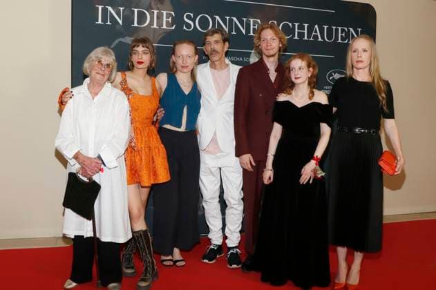 Liane Düsterhöft, Greta Krämer, Luzia Oppermann, Gode Benedix, Filip Schnack, Anastasia Cherepakha und Susanne Wuest bei der Premiere des Kinofilms In die Sonne schauen Sound of Falling im Delphi Filmpalast. Berlin, 27.08.2025