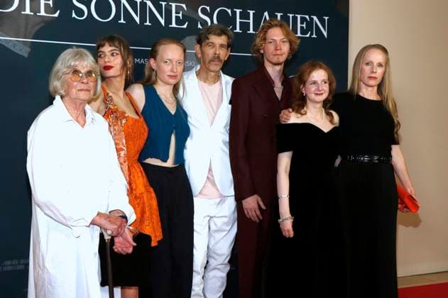 Liane Düsterhöft, Greta Krämer, Luzia Oppermann, Gode Benedix, Filip Schnack, Anastasia Cherepakha und Susanne Wuest bei der Premiere des Kinofilms In die Sonne schauen Sound of Falling im Delphi Filmpalast. Berlin, 27.08.2025