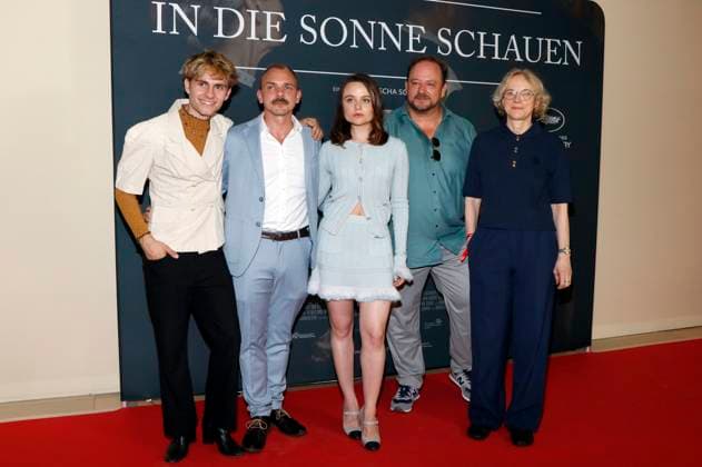 Florian Geisselmann, Konstantin Lindhorst, Lena Urzendowsky, Andreas Anke und Claudia Geisler-Bading bei der Premiere des Kinofilms In die Sonne schauen Sound of Falling im Delphi Filmpalast. Berlin, 27.08.2025