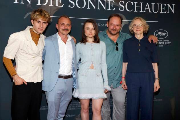 Florian Geisselmann, Konstantin Lindhorst, Lena Urzendowsky, Andreas Anke und Claudia Geisler-Bading bei der Premiere des Kinofilms In die Sonne schauen Sound of Falling im Delphi Filmpalast. Berlin, 27.08.2025