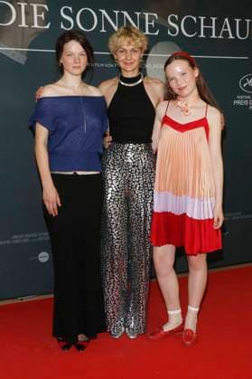 Ninel Geiger, Luise Heyer und Laeni Geiseler bei der Premiere des Kinofilms In die Sonne schauen Sound of Falling im Delphi Filmpalast. Berlin, 27.08.2025