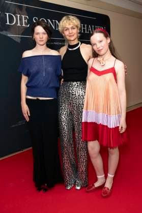 Ninel Geiger, Luise Heyer und Laeni Geiseler bei der Premiere des Kinofilms In die Sonne schauen Sound of Falling im Delphi Filmpalast. Berlin, 27.08.2025
