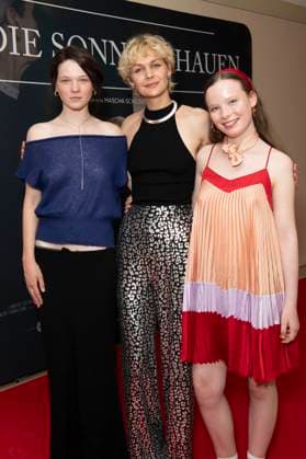 Ninel Geiger, Luise Heyer und Laeni Geiseler bei der Premiere des Kinofilms In die Sonne schauen Sound of Falling im Delphi Filmpalast. Berlin, 27.08.2025