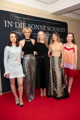 Lena Urzendowsky, Luise Heyer, Susanne Wuest, Lea Drinda und Laeni Geiseler bei der Premiere des Kinofilms In die Sonne schauen Sound of Falling im Delphi Filmpalast. Berlin, 27.08.2025