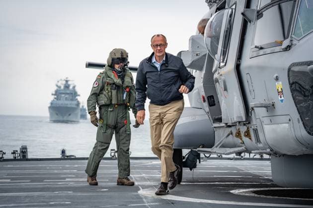 Antrittsbesuch von Bundeskanzler Friedrich Merz bei der Deutschen Bundesmarine - Fregatte Bayern auf der Ostsee -;Antrittsbesuch von Bundeskanzler Friedrich Merz bei der Deutschen Bundesmarine - Fregatte Bayern auf der Ostsee -, Rostock-Warnemünde Mecklenburg-Vorpommern Deutschland Fregatte Bayern auf der Ostsee *** Inaugural visit by Federal Chancellor Friedrich Merz to the German Navy Frigate Bayern on the Baltic Sea Inaugural visit by Federal Chancellor Friedrich Merz to the German Navy Frigate Bayern on the Baltic Sea , Rostock Warnemünde Mecklenburg-Vorpommern Germany Frigate Bayern on the Baltic Sea